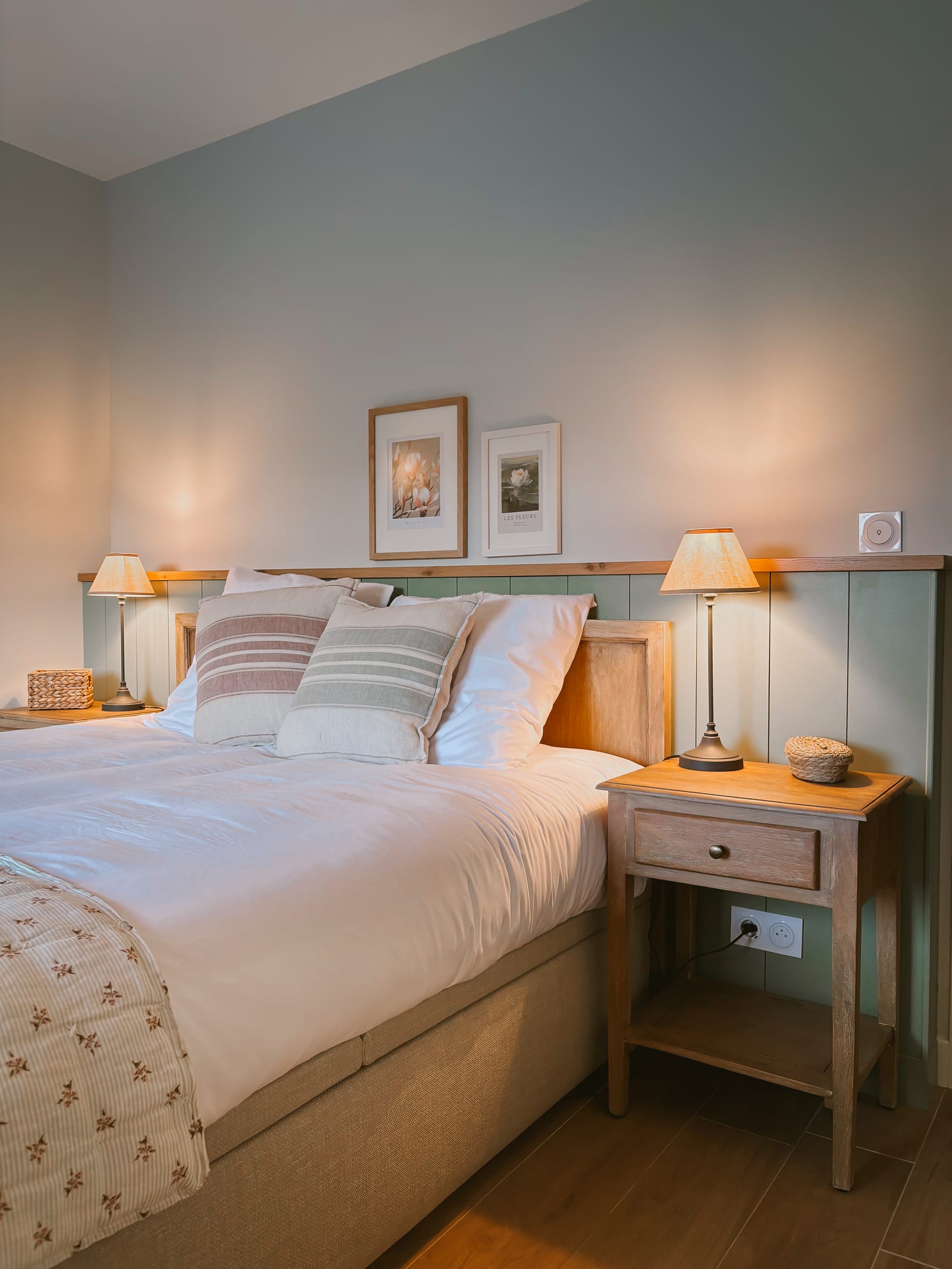 Chambre Camélia — lit double, lumière du sud-ouest.