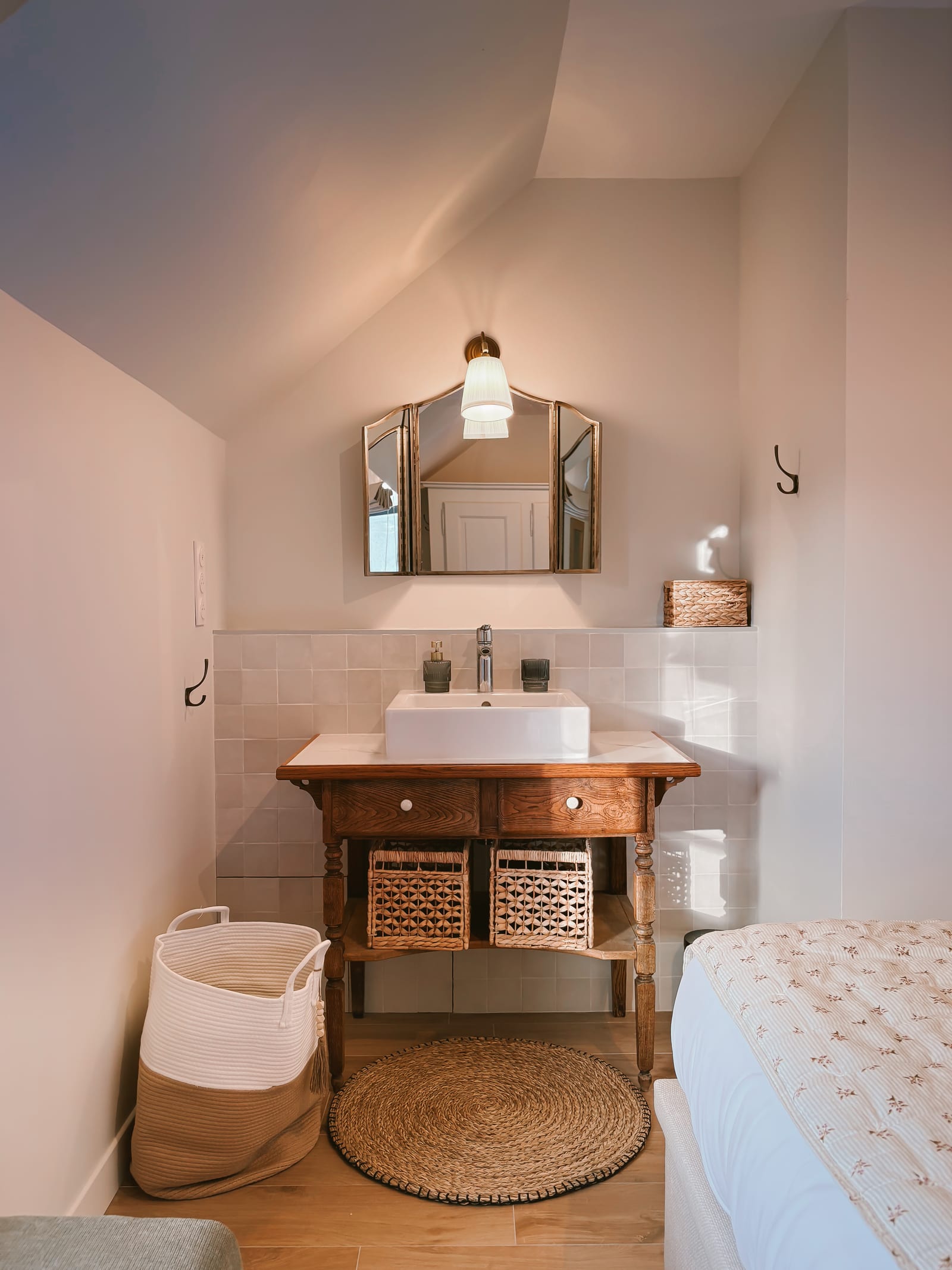 Chambre Camélia — détail textile, lumière du sud-ouest.