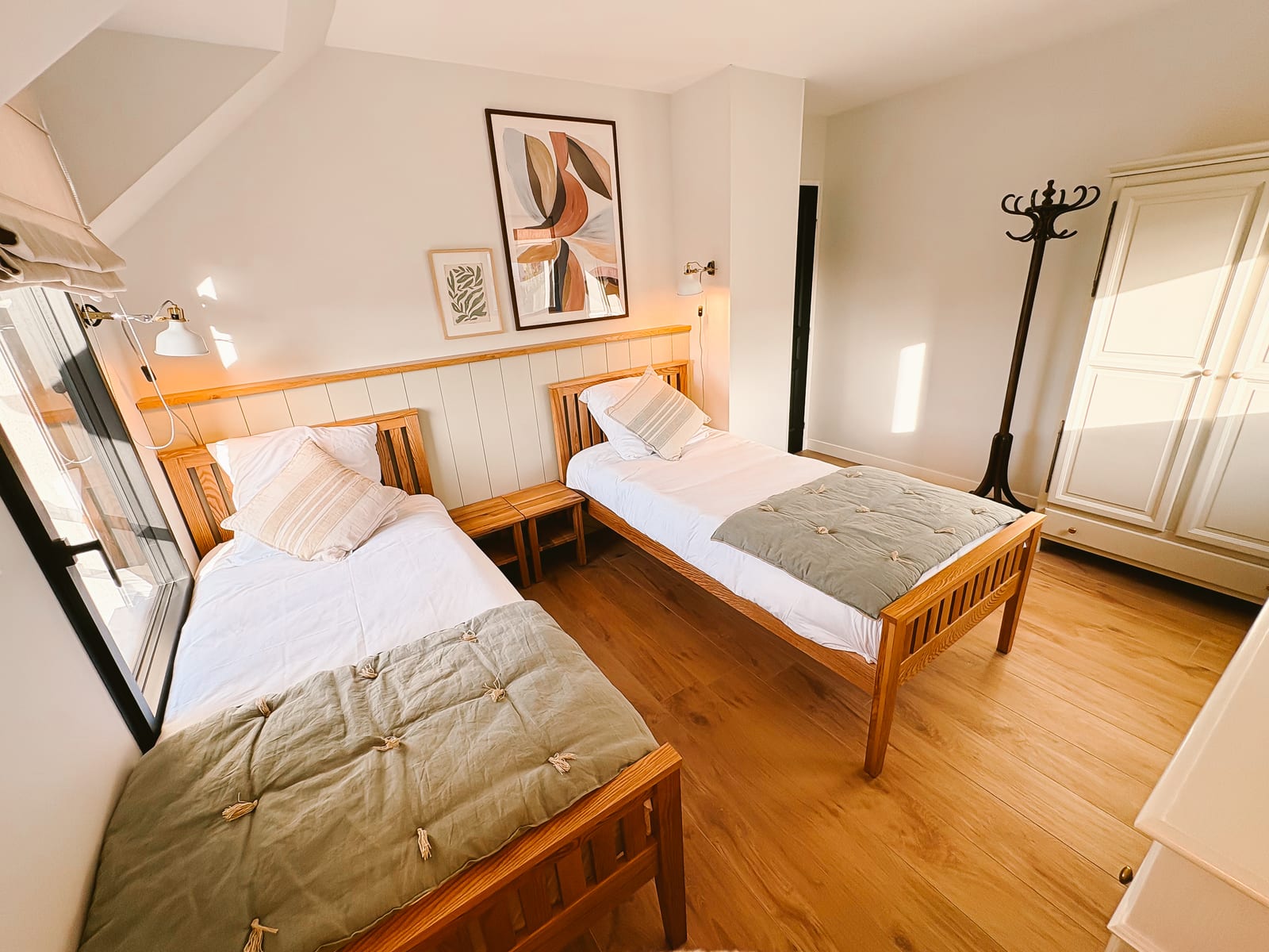 Chambre Cézembre — vue d'ensemble, lumière naturelle.