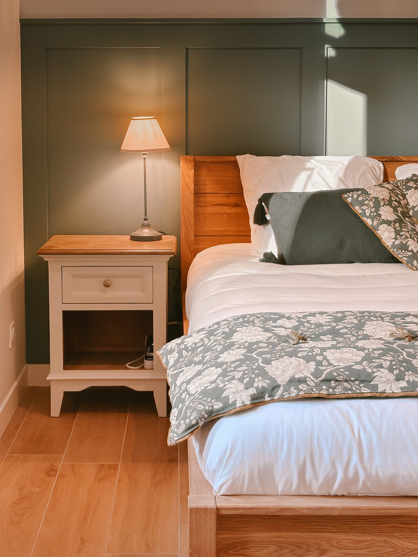 Suite Émeraude — chambre parentale au rez-de-chaussée.