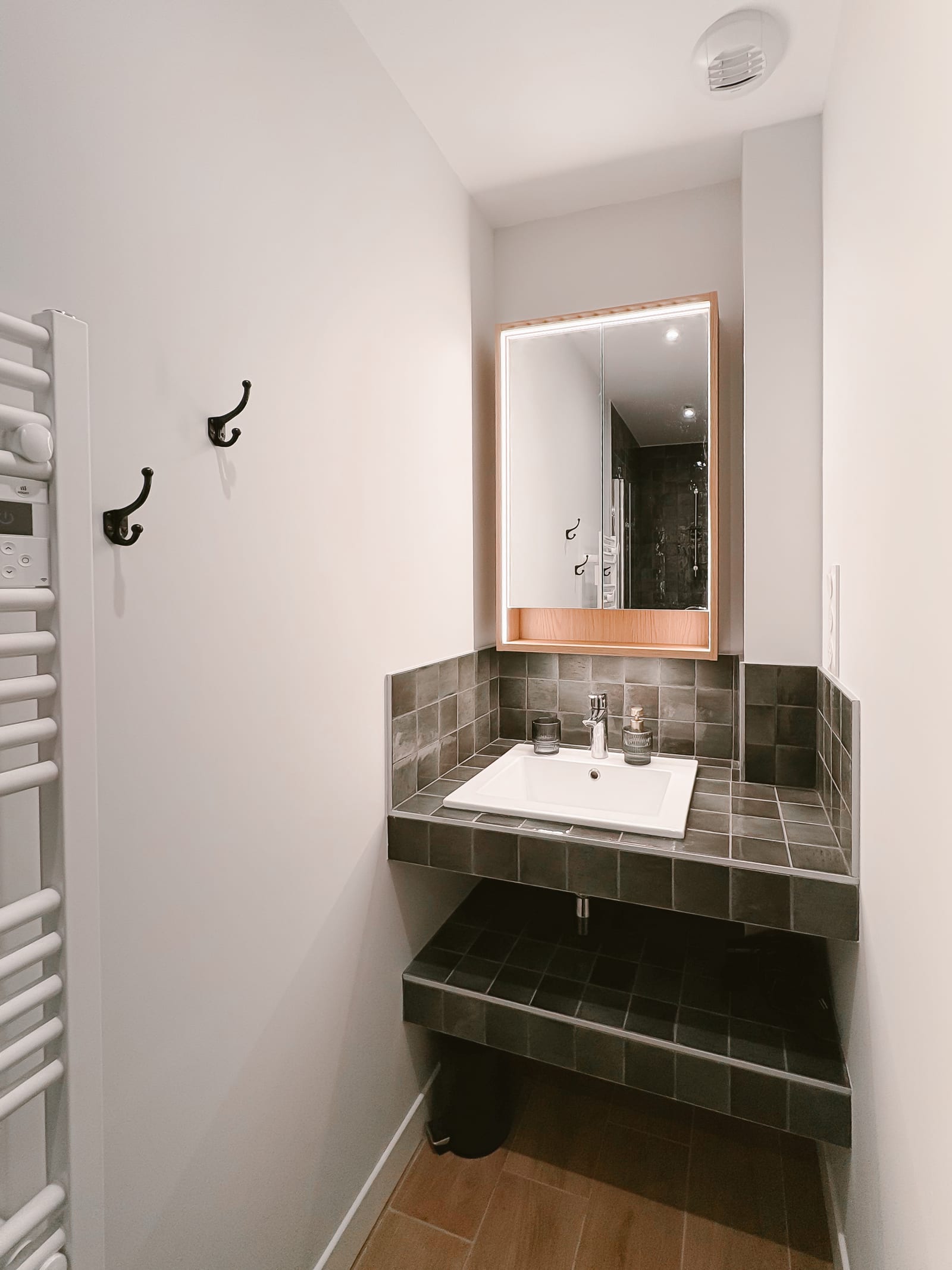 Suite Émeraude — détail, ambiance feutrée.