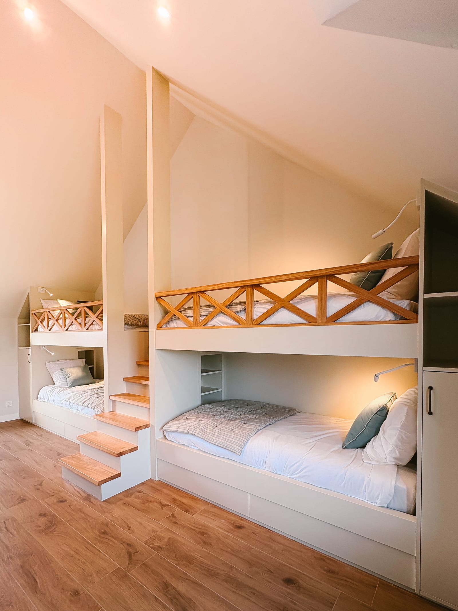 Chambre Grand Large — lumière du jour sur les couchages.