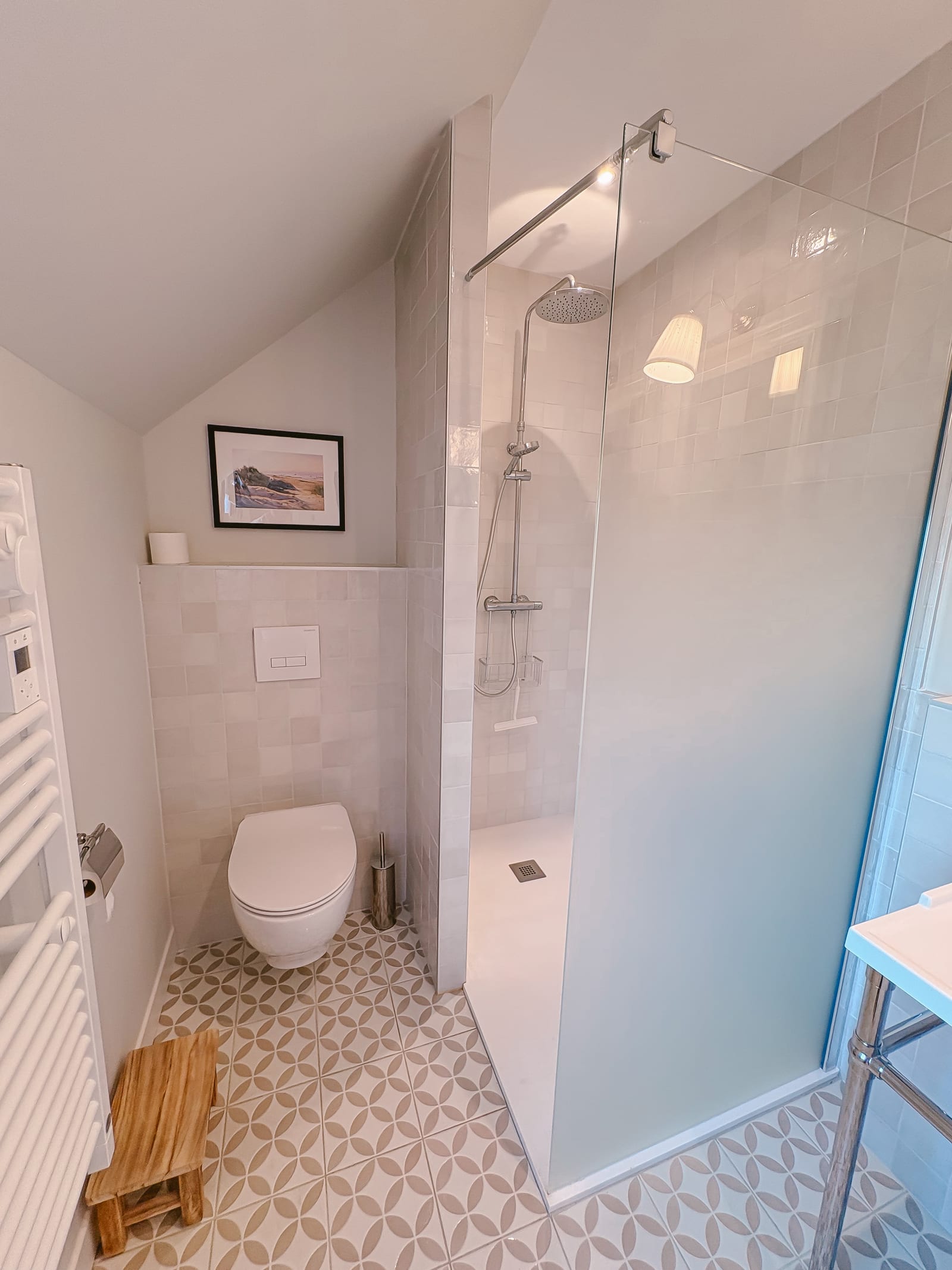 Salle de bains à l'étage — grande douche à l'italienne.