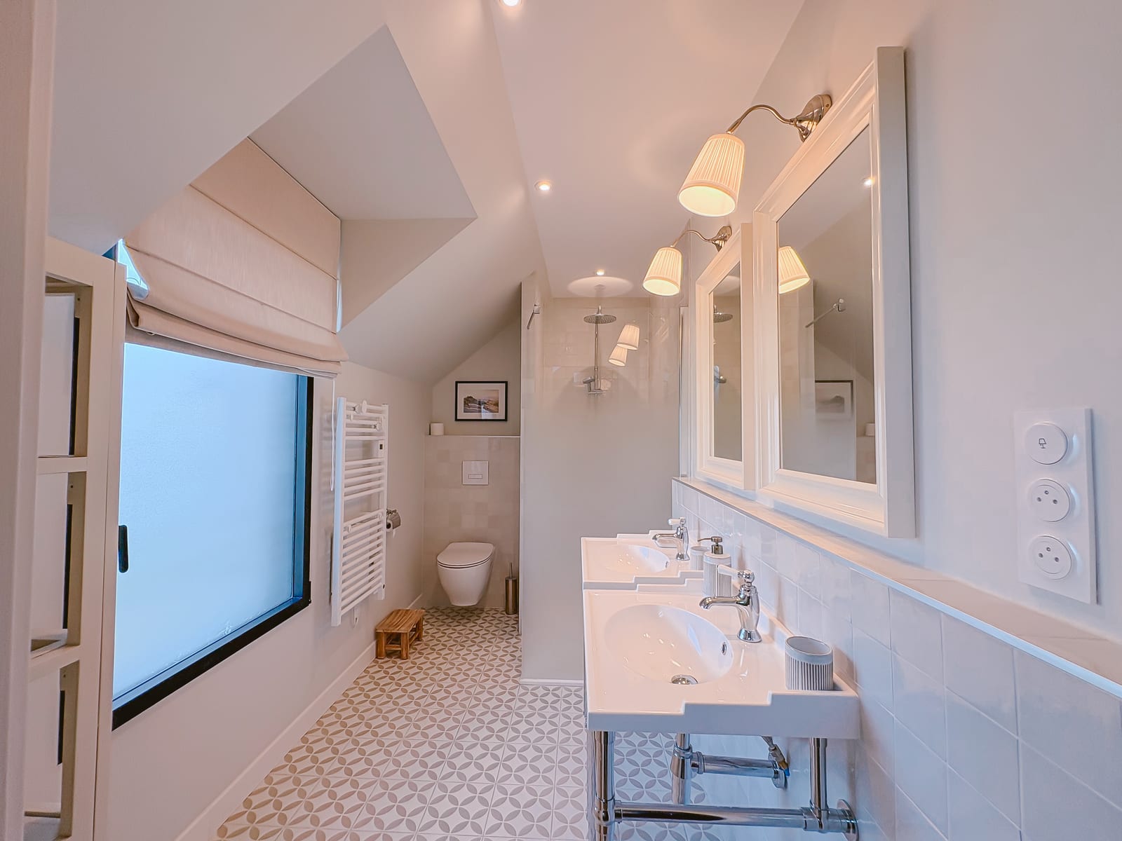 Salle de bains à l'étage — deux lavabos, lumière naturelle.
