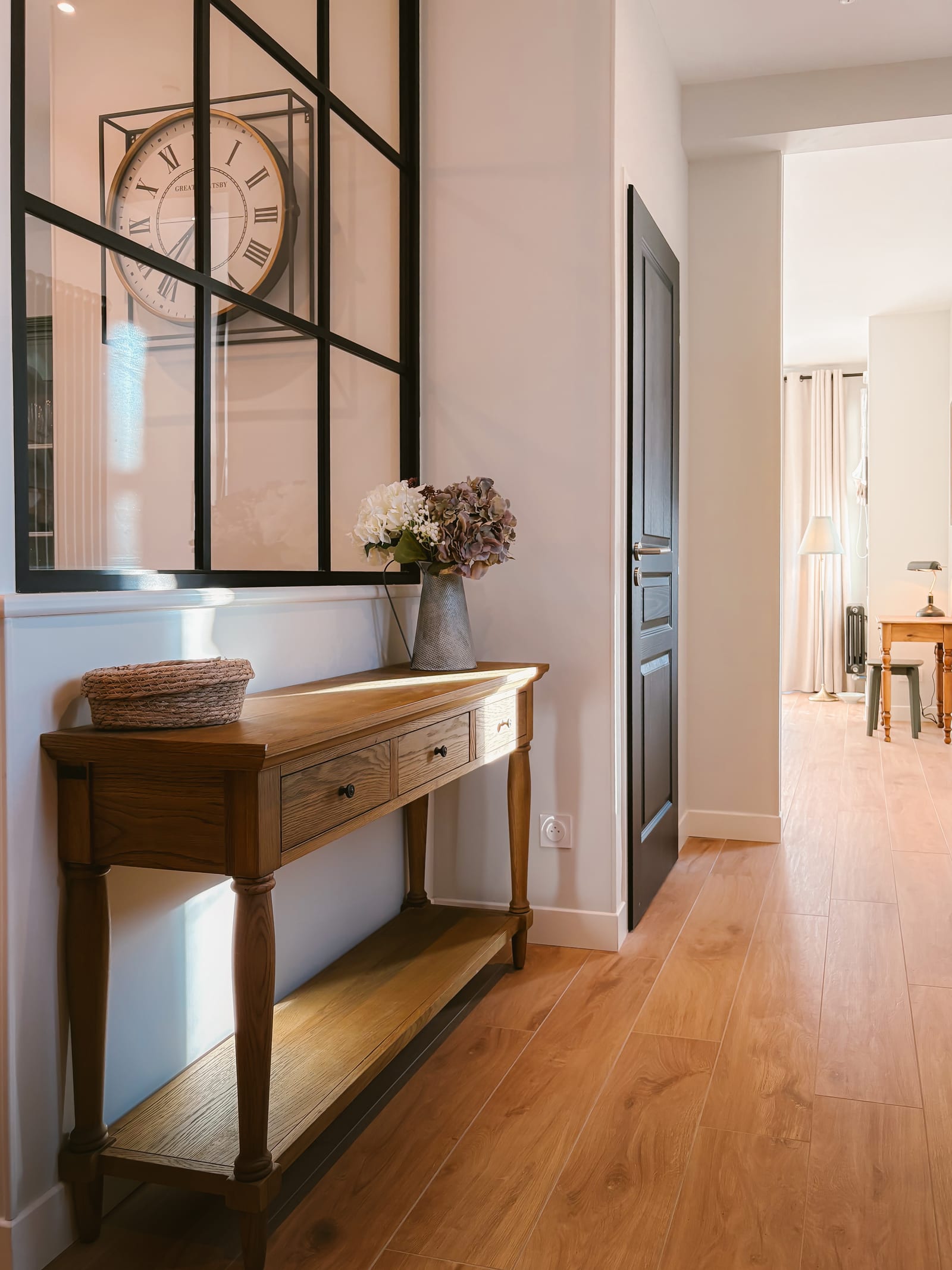 Entrée — console, miroir, parquet en chêne.