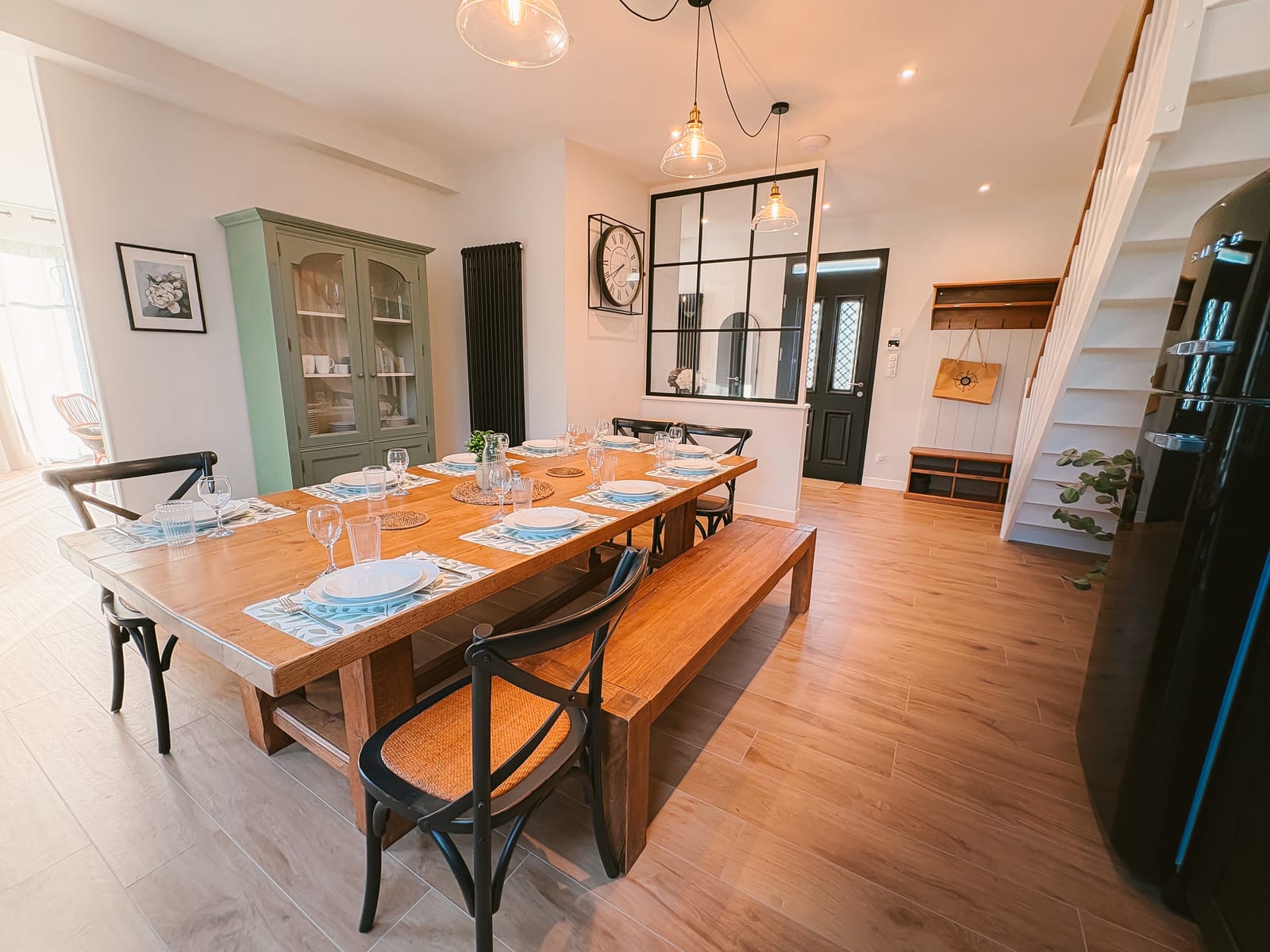 Salle à manger ouverte sur la cuisine, table pour dix.