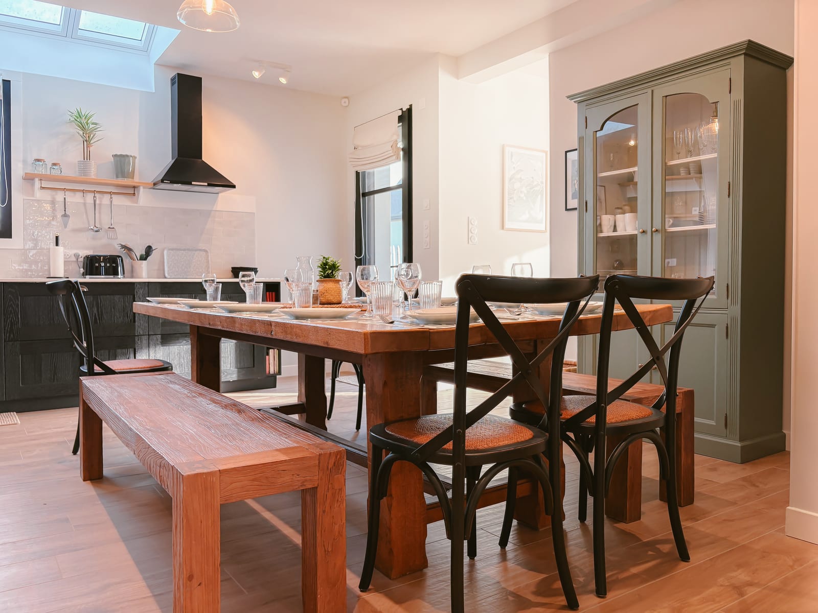 Cuisine équipée avec verrière et hotte.