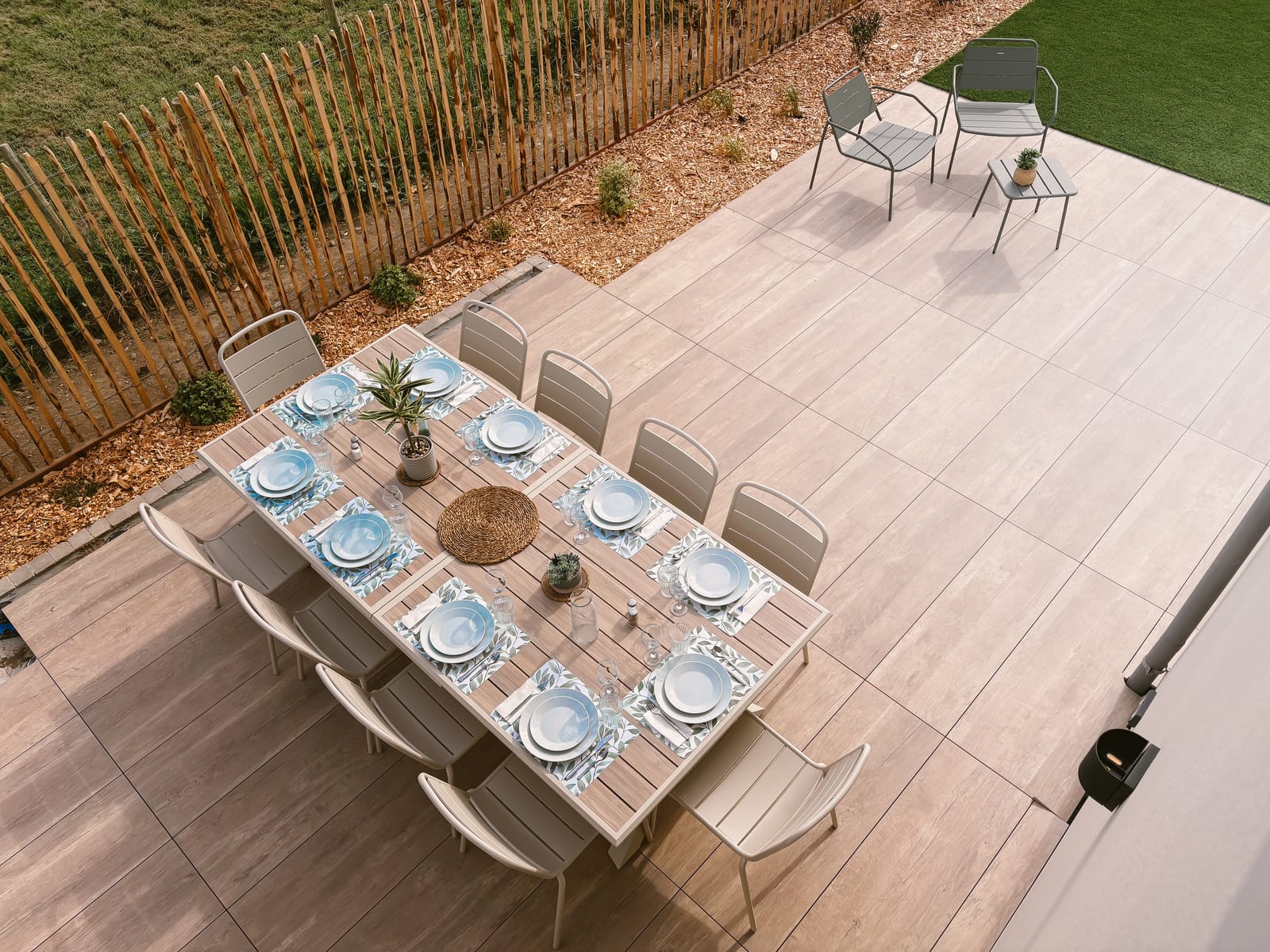 Jardin et façade sud, terrasse sous pergola.