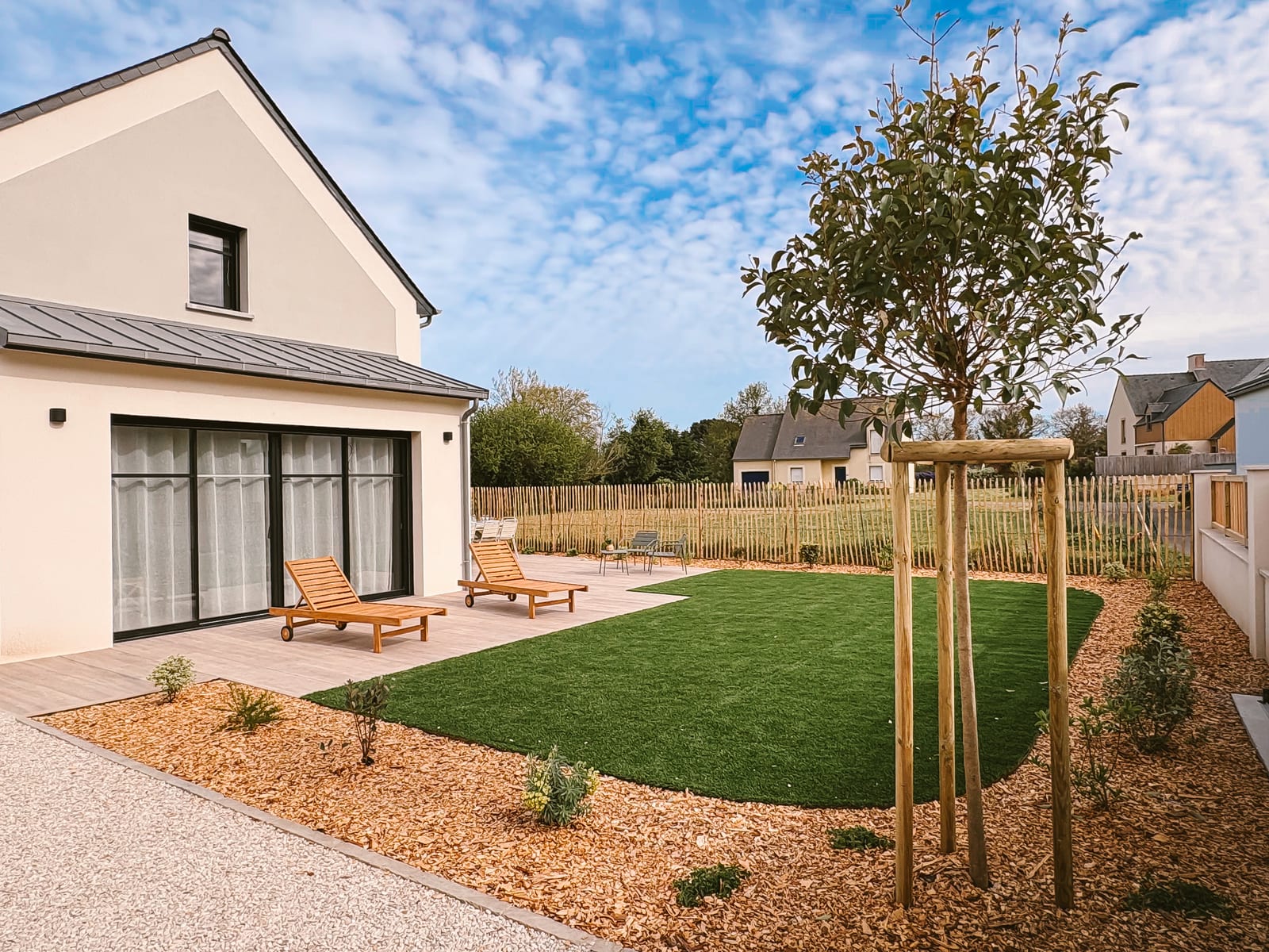 Jardin — vue d'ensemble, espace pour les enfants.