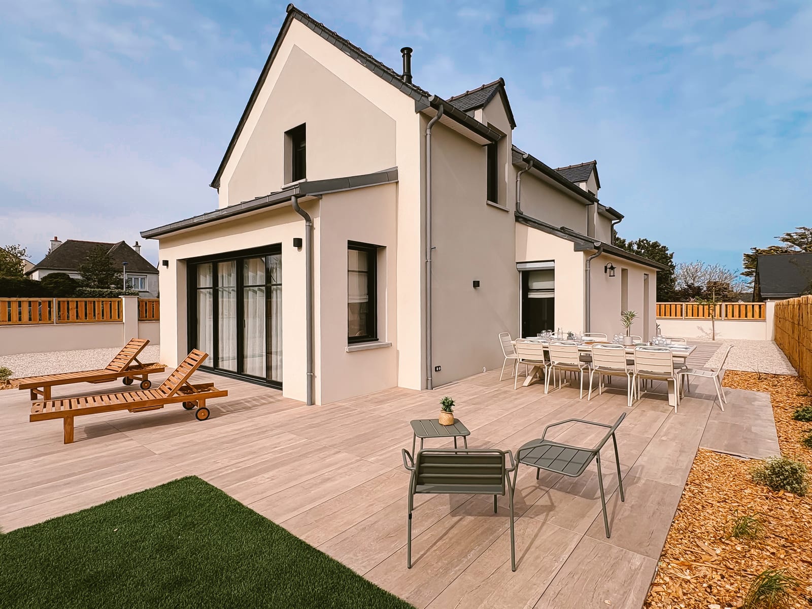 Façade sud de Ker Paravel et terrasse sous pergola, jardin clos plein sud.